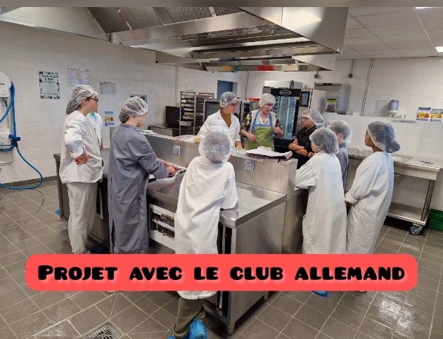 Réalisation de biscuits de Noël typiques avec le club Allemand